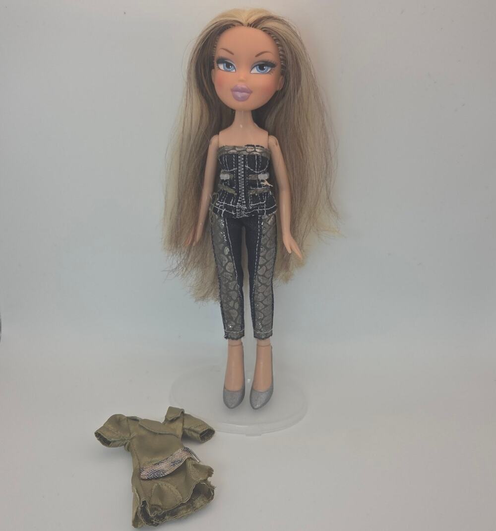 Bratz 2009 Wild Life Cloe Doll with Both Original Outfits + Shoes